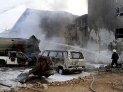 Bomberos acuden para apagar el incendio ocurrido como adevertencia a los observadores. EFE  /