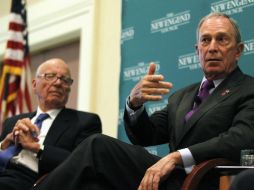 El empresario Rupert Murdoch (i) habla con Michael Bloomberg acerca del nuevo equipo anti-corrupción. REUTERS  /