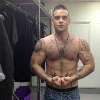 Robbie Williams presume su físico en Twitter