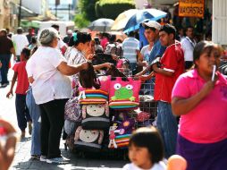 El ayuntamiento asegura que trabajan con diferentes dependencias para pasar a los comerciantes a la formalidad. ARCHIVO  /