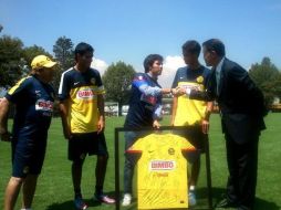 Sergio Pérez recibe la playera del presidente del cuadro americanista, Ricardo Peláez. Imagen tomada de twitter @SomosAmeriCa  /
