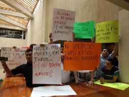 Hoy por la mañana estudiantes de la FEU se manifestaron en contra del aumento al transporte público.  /