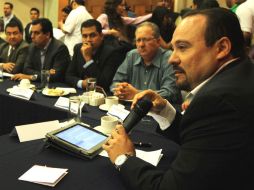 Alberto Uribe Camacho, presidente municipal de Tlajomulco, expresa su rechazo al aumento de siete pesos al transporte. ARCHIVO  /