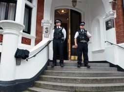 Policías esperan afuera de la embajada de Ecuador en Londres. Gran Bretaña dijo que está ''decidida'' a extraditar al Assange. AFP  /