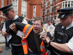 La Policía británica arrestó a simpatizantes de Assange que se rehusaron a moverse de la embajada de Ecuador en Londres. EFE  /