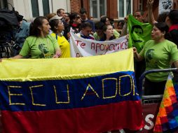 Simpatizantes ecuatorianos de Julian Assange se manifiestan en la embajada de Ecuador en Londres. AFP  /