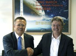 Yin Liming, presidente de Galactic Suite y Xavier Claramunt, líder del equipo de Barcelona. EFE  /