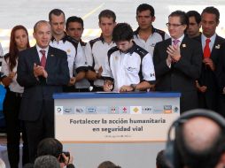 El Presidente Felipe Calderón atestiguó la firma del piloto Sergio Pérez de la campaña Pilotos por la Seguridad Vial. NOTIMEX  /