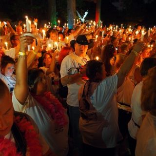 Fans conmemoran 35 aniversario luctuoso de Elvis en Graceland
