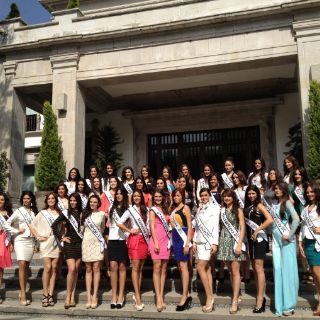 Aspirantes a Nuestra Belleza México 2012 visitan Los Pinos