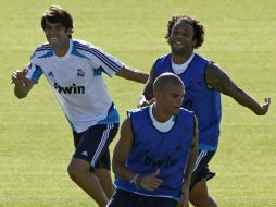 Los jugadores del Real Madrid, Kaká (i), Marcelo (d) y Pepe, durante el entrenamiento en Valdebebas. EFE  /