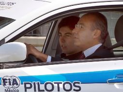 Felipe Calderón conduce junto con el piloto de F1, Sergio Pérez, después de lanzar la campaña 'Pilotos por la seguridad vial'. NOTIMEX  /