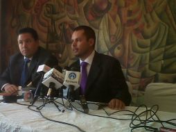 En rueda de prensa Carlos Tiscareño presidente del CDM (iz) y el abogado José de Jesús López Lucano (der).  /