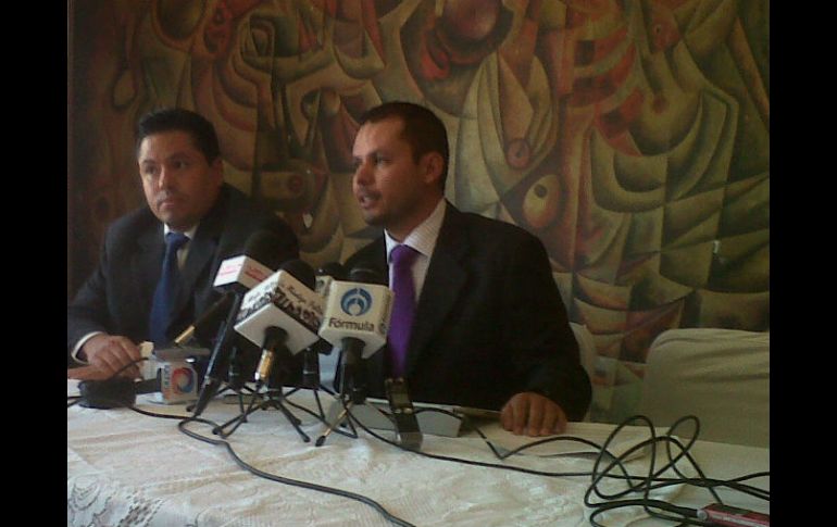 En rueda de prensa Carlos Tiscareño presidente del CDM (iz) y el abogado José de Jesús López Lucano (der).  /