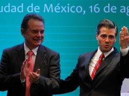 Pedro Joaquín Coldwell y Enrique Peña Nieto, durante la reunión con los presidentes municipales electos del PRI. NTX  /