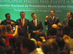 Joaquín Coldwell y Peña Nieto durante la Reunión Nacional de Presidentes Municipales Electos del PRI, organizada por la Fenamm. NTX  /