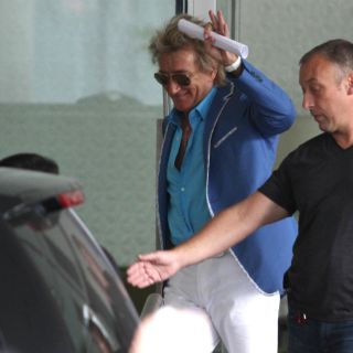 Fans aguardan a Rod Stewart afuera de su hotel