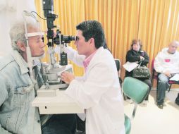 Prevención. Ante los primeros síntomas los especialistas recomiendan revisarse para determinar si se trata del desgaste de la mácula.  /