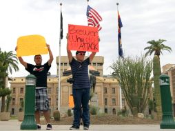 Estudiates indocumentados protestan ante la orden de la gobernadora de Arizona, Jan Brewer. AP  /