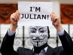Un manifestante afuera de la embajada de Ecuador en Londres apoya a Julian Assange, una vez que Ecuador le otorgó asilo político. AP  /
