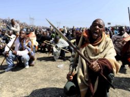 Huelguistas sudafricanos empuñan lanzas y gritan consignas cerca de la planta minera de Rustenburgo, Sudáfrica. EFE  /