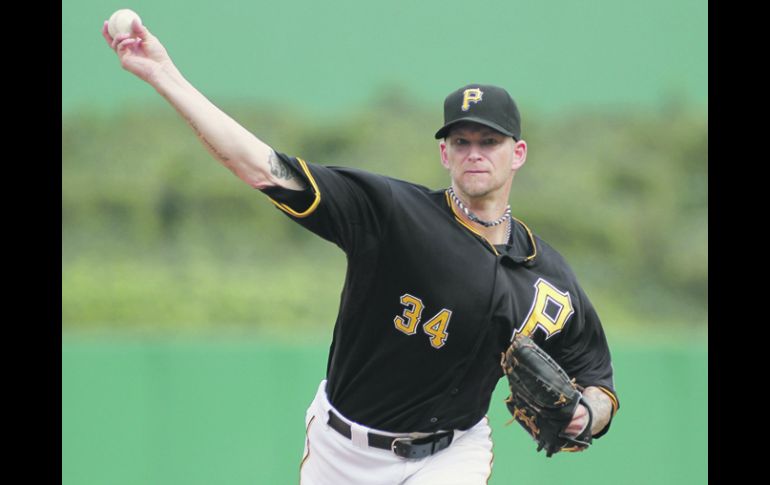 Controlado. A.J. Burnett realiza un lanzamiento, durante el partido en el PNC Park. AP  /