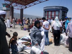 Refugiados sirios que huyen tras un ataque aéreo perpetrado por el gobierno. EFE  /