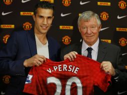 El ariete (i) muestra junto a Alex Ferguson (d) la playera que usará en el equipo. REUTERS  /