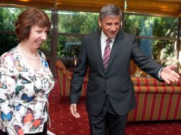 Michael Spindelegger (d) y la jefa de la diplomacia europea, Catherine Ashton (i). EFE  /