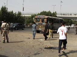 Policías inspeccionan el lugar donde ha explotado el artefacto provocando la muerte de al menos tres personas. EFE  /