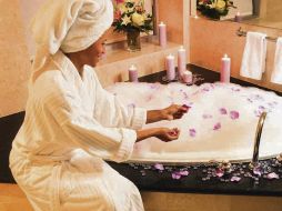 • Las sales de baño relajantes no deben empaparse con el aceite esencial, deben estar secas para envasarlas THINKSTOCK.  /
