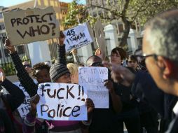 Personas se manifiestan contra la muerte de 34 mineros por disparos de las fuerzas del orden. EFE  /