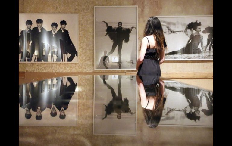 Fotografías de grandes artistas de la lente, en una exposición plena de sensibilidad. EFE  /