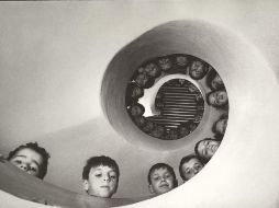 La original interpretación de una biblioteca infantil nos ilustra sobre la original visión de Martine Franck. ESPECIAL  /