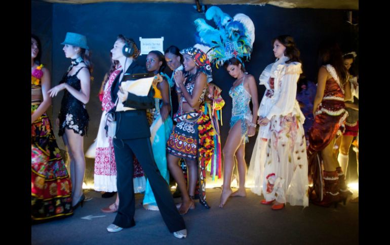 En la imagen, algunas concursantes durante los ensayos previso a la final. AFP  /