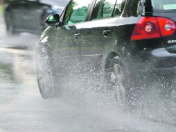 Conduce seguro. Cuando comienza a llover lo mejor es reducir la velocidad.  /