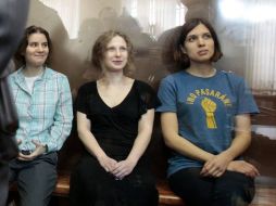 Las miembros de la banda Pussy Riot fueron sentenciadas a dos años de prisión, lo que condenaron organismos internacionales. REUTERS  /