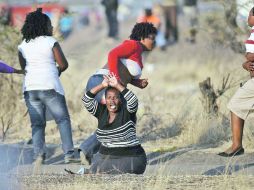 Las mujeres acudieron a la zona de la matanza, en busca de sus familiares y con la esperanza de encontrarlos con vida. EFE  /