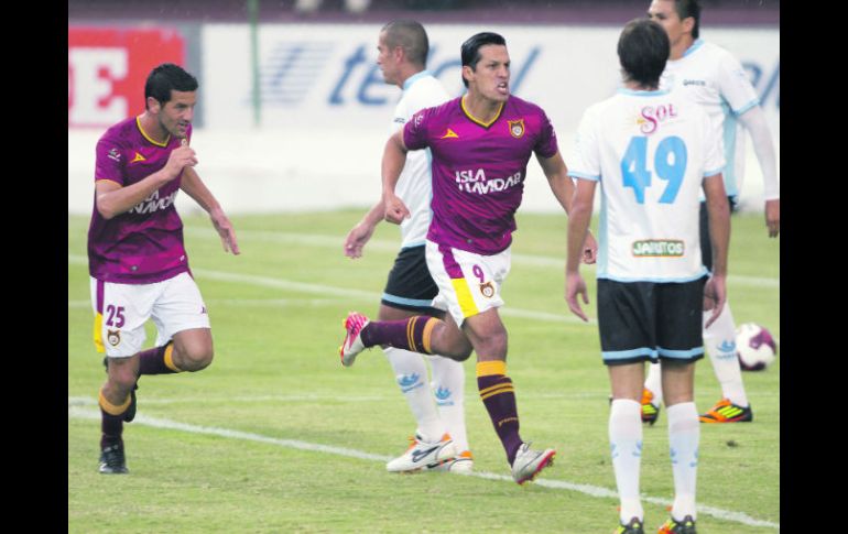 Eduardo Lillingston (centro) celebra la primera anotación del conjunto emplumado. STRAFFON IMAGES  /