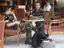 Dos observadores de la ONU toman un refresco en el hotel Dama Rose en Damasco, serán retirados del país. EFE  /