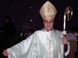 El sacerdote Domenico Mogavero usando el traje Armani. ESPECIAL  /