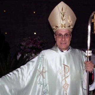 Preparan elegante misa: el sacerdote vestirá de Armani