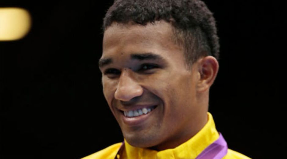 El deportista brasileño Esquiva Falcao en la entrega de la presea de plata. ESPECIAL  /