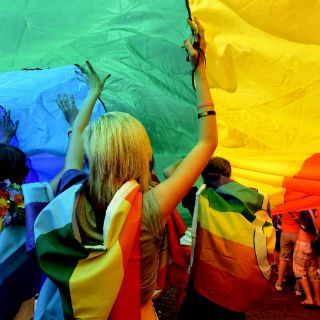Miles de personas celebran en festival del orgullo gay de Praga