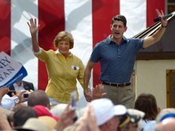 Paul Ryan hizo campaña con su madre, Betty, en Florida. AP  /