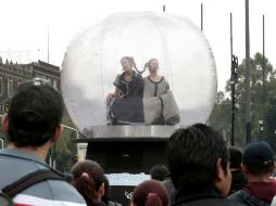 El singular espectáculo llamó la atención del público que caminaba por el Zócalo. ESPECIAL  /