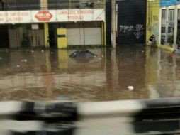 En la avenida Lázaro Cárdenas un taxi fue cubierto por el agua tras la intensa lluvia. ESPECIAL  /