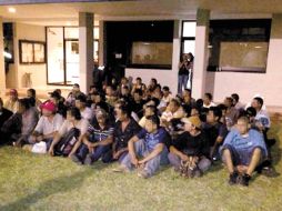 No acreditaron su legal estancia en el país, por lo que fueron remitidos a las autoridades del Instituto Nacional de Migración. ARCHIVO  /