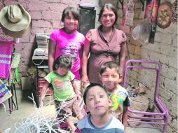 RETRATO DE FAMILIA. De las ganancias y corretizas en sus días de trabajo, Ángela saca para mantener a sus hijos.  /