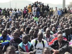 Trabajadores de la mina Lonmin escuchan al político sudafricano Julius Malema, en Maricana. EFE  /